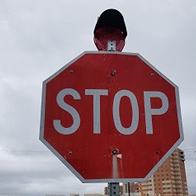 Type B Hooded Solar Barricade Light Applied On Stop Sign